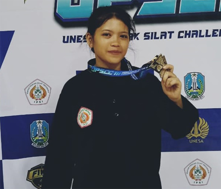 PANTANG MENYERAH: Semnatat Aisya Syah Putri mengantarkannya menjadi juara 2 Unesa Pencak Silat Challenge Competition III.