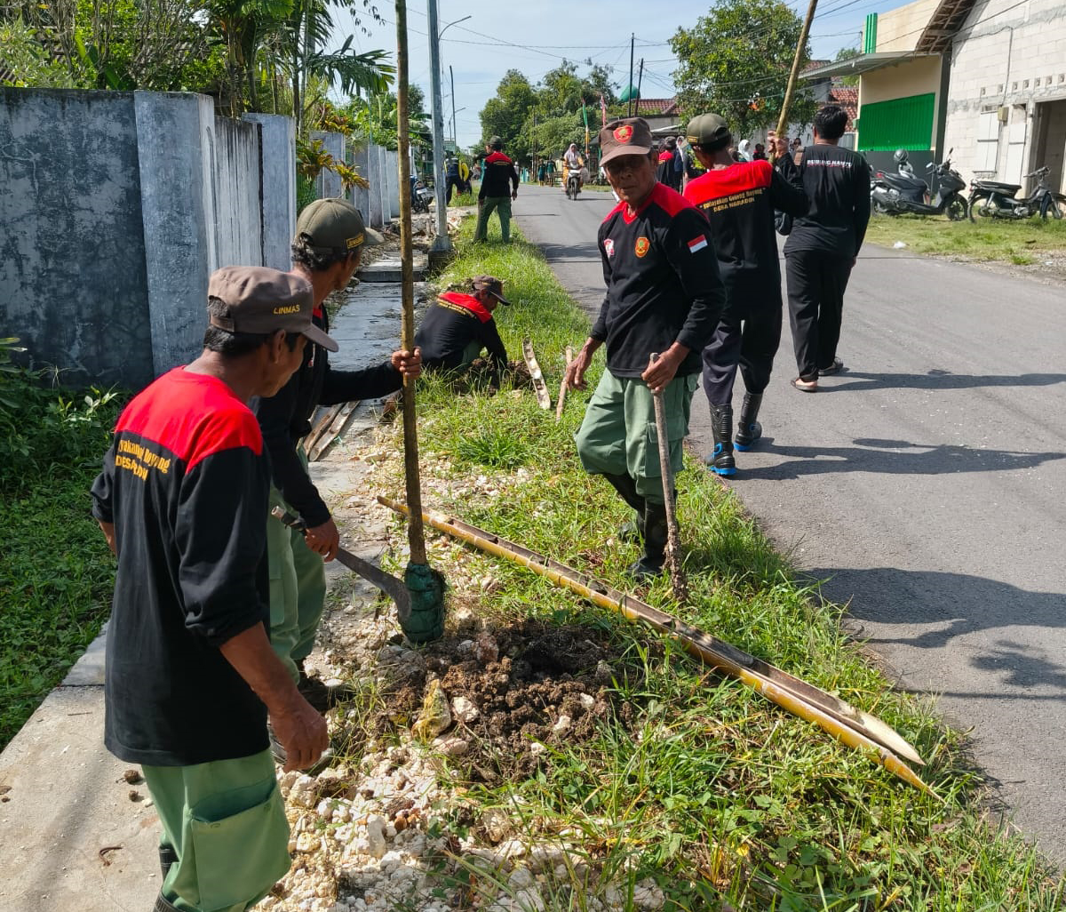 TANAM POHON: Warga menanam pohon di tepi jalan, setiap tahun Pemkab Bojonegoro bersama stakeholder memiliki program penanaman pohon.