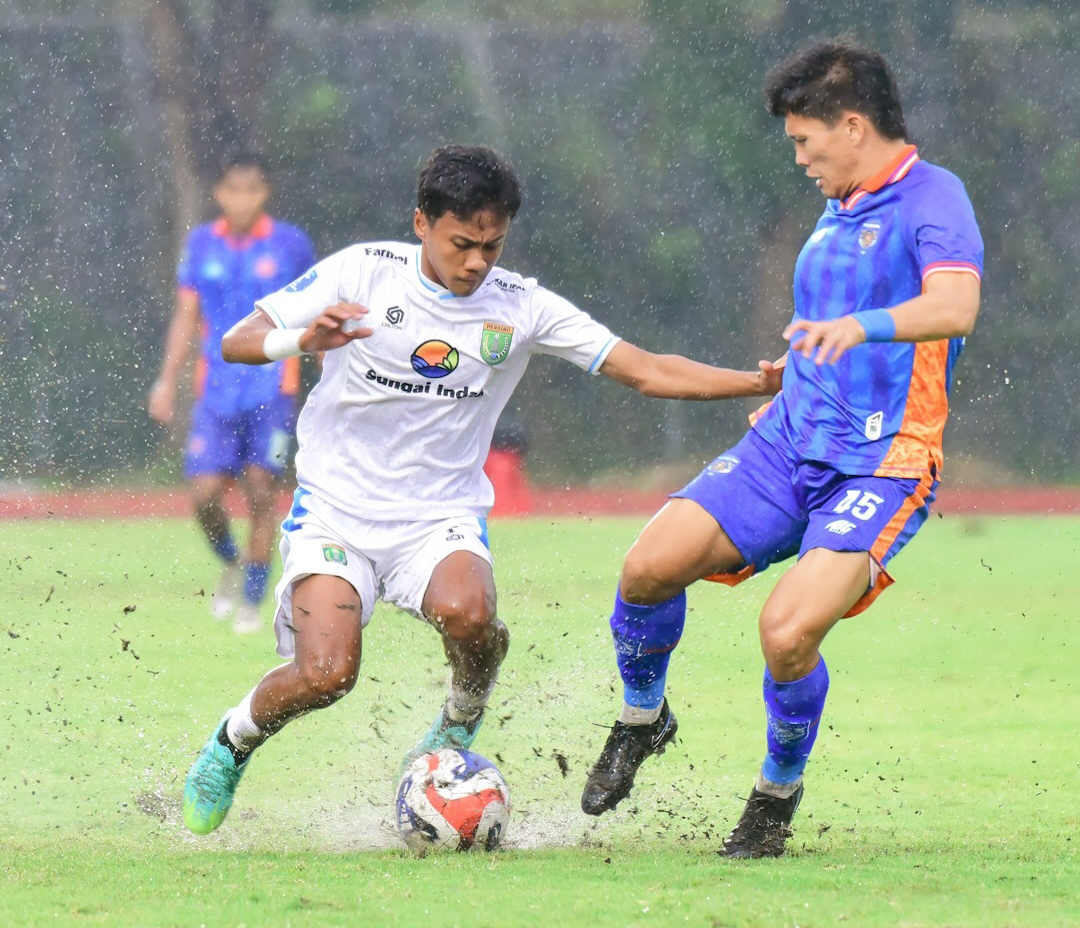 KETAT: Revan Djibril berusaha melewati kawalan ketat pemain Persikutim United dalam laga Minggu (11/1) lalu. Suporter menilai permainan Persibo membaik usai pergantian pelatih. Termasuk performa ketik
