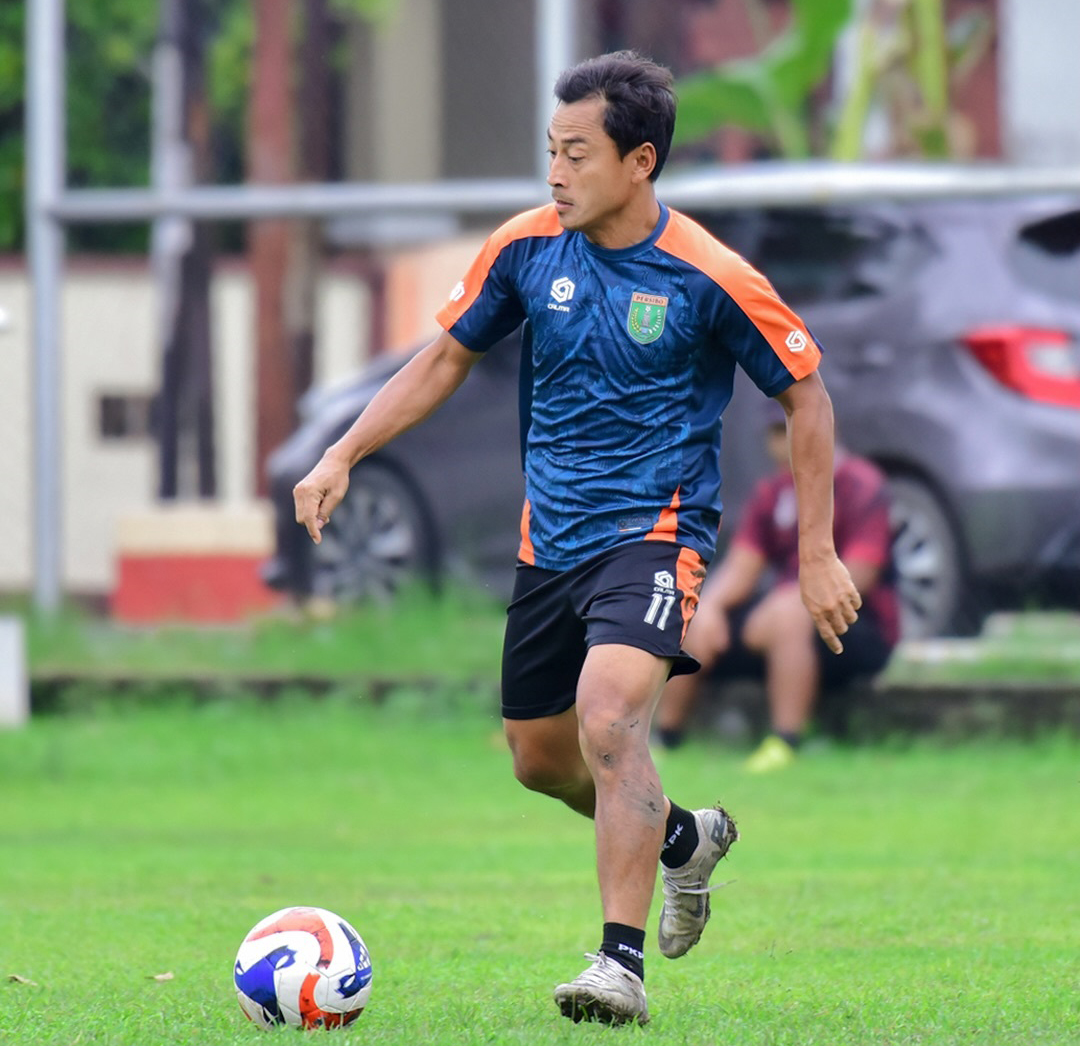 SENIOR: Samsul Arif menjalani latihan rutin bersama skuad Persibo di Lapangan Pabelan, Sukoharjo kemarin (15/1). Pemain senior putra daerah tersebut telah mencatatkan satu assist untuk klub kebanggaan