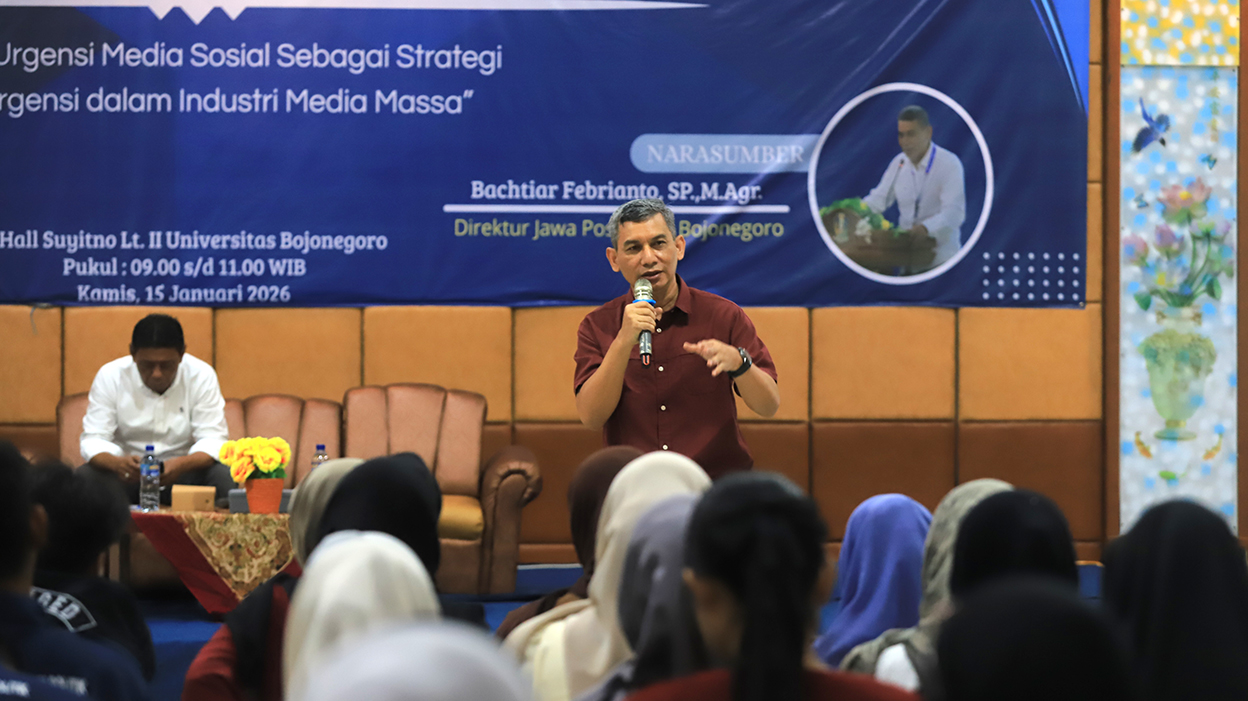 KULIAH PRAKTISI: Direktur Jawa Pos Radar Bojonegoro, Bachtiar Febrianto mengisi kuliah praktisi di FISIP Unigoro kemarin.