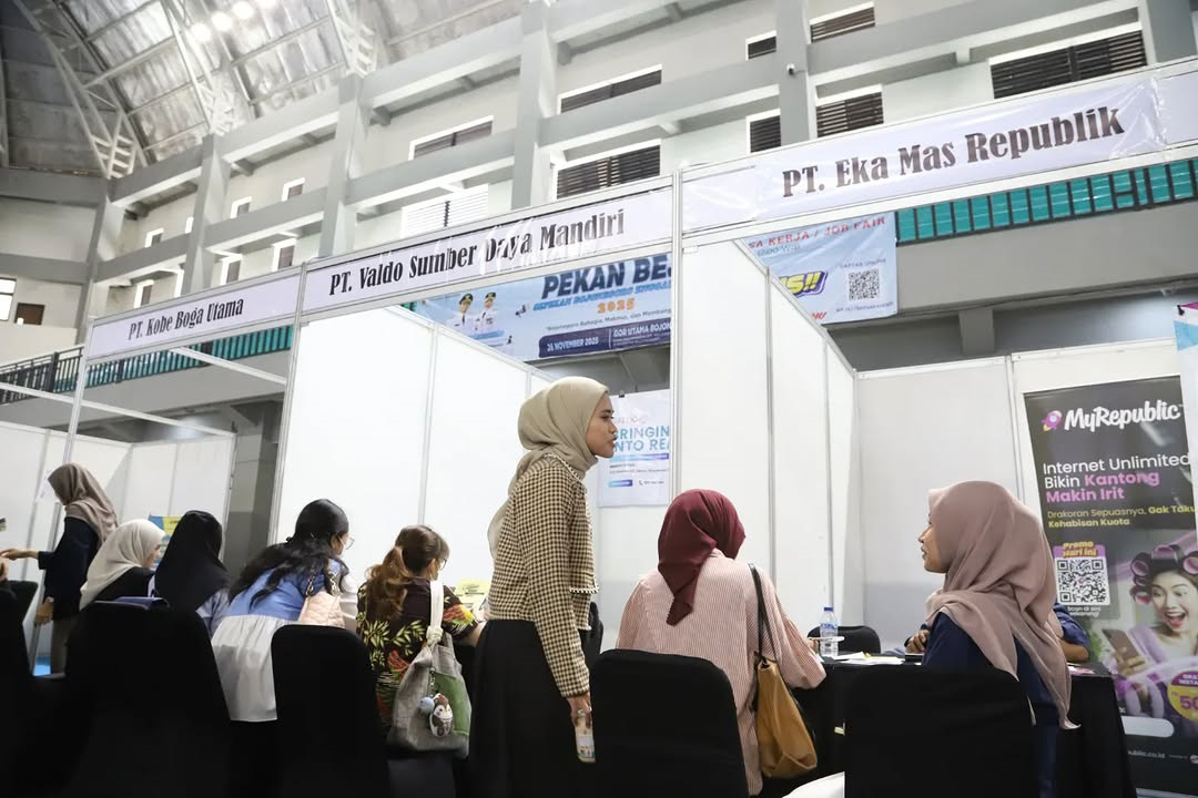JOB FAIR: Perjuangan pencari kerja di Bojonegoro memasukkan puluhan surat lamaran saat momen job fair.