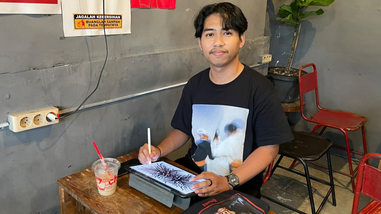 KREATIF: Brilian Syah Putra kerap menghabiskan waktunya untuk menggarap ilustrasi di kedai kopi.
