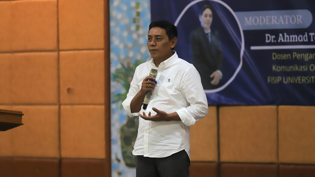 Dekan Fakultas Ilmu Sosial dan Ilmu Politik Universitas Bojonegoro, Ahmad Taufiq saat memoderasi kuliah praktisi pada Kamis (15/1).