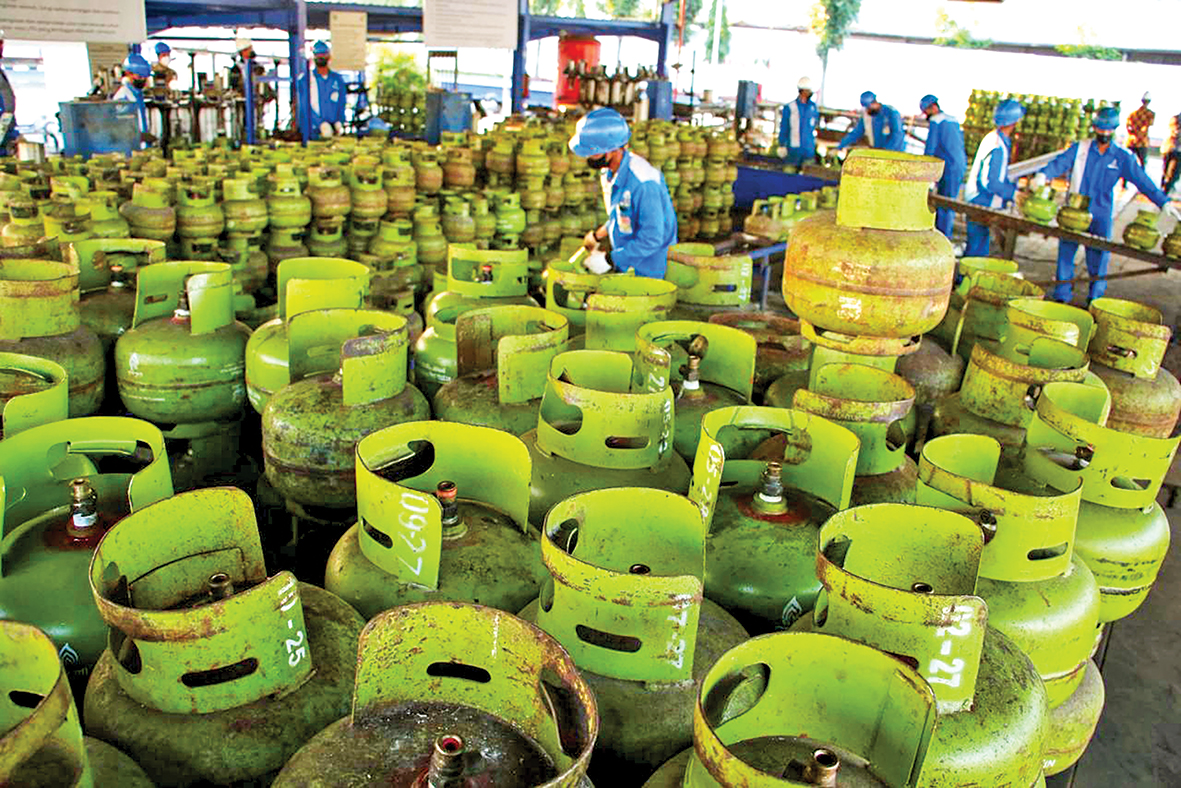 TAMBAH STOK: Pertamina Patra Niaga Jatimbalinus memastikan elpiji 3 kilogram aman saat liburan Isra Mikraj.