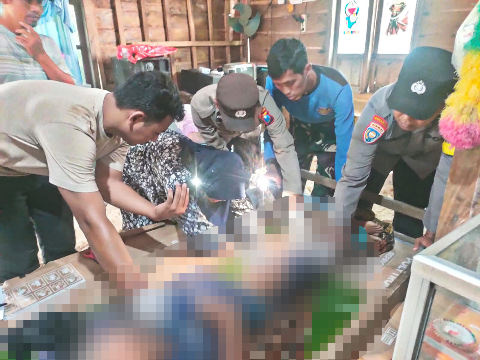 EVAKUASI: Bocah sebelas tahun dievakuasi usai ditemukan tewas akibat tersengat listrik di Desa Ngujo, Kecamatan Kalitidu, Sabtu (17/1).