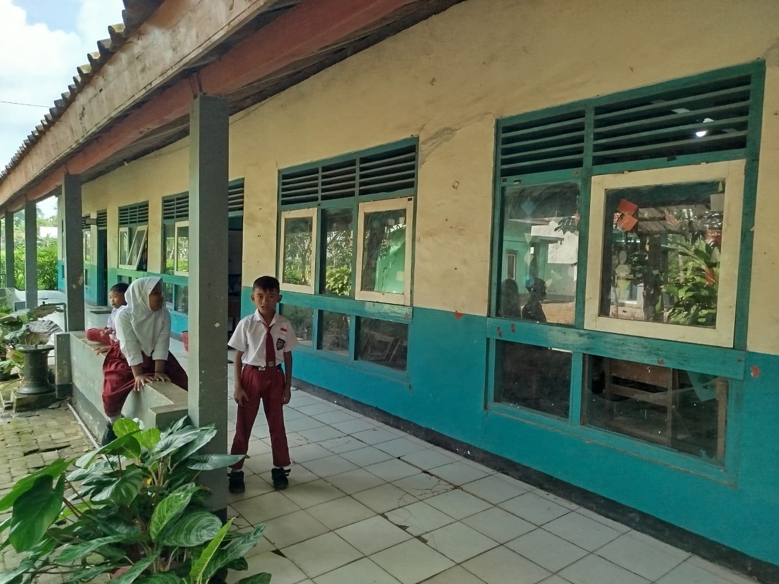 BAKAL DIGABUNG: Para siswa SDN 1 Patalan sedang asyik bermain. Minimnya jumlah siswa membuat sekolah tersebut rencananya dimerger dengan SDN 2 Patalan.