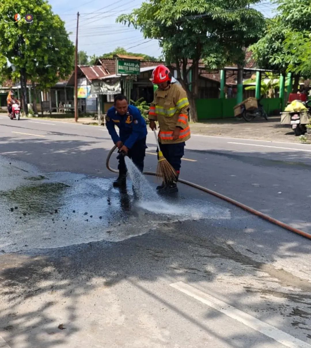 BAHAYAKAN PENGENDARA: Tumpahan lumpur dari aktivitas proyek urugan membahayakan pengendara di Jalan Bojonegoro&ndash;Dander.