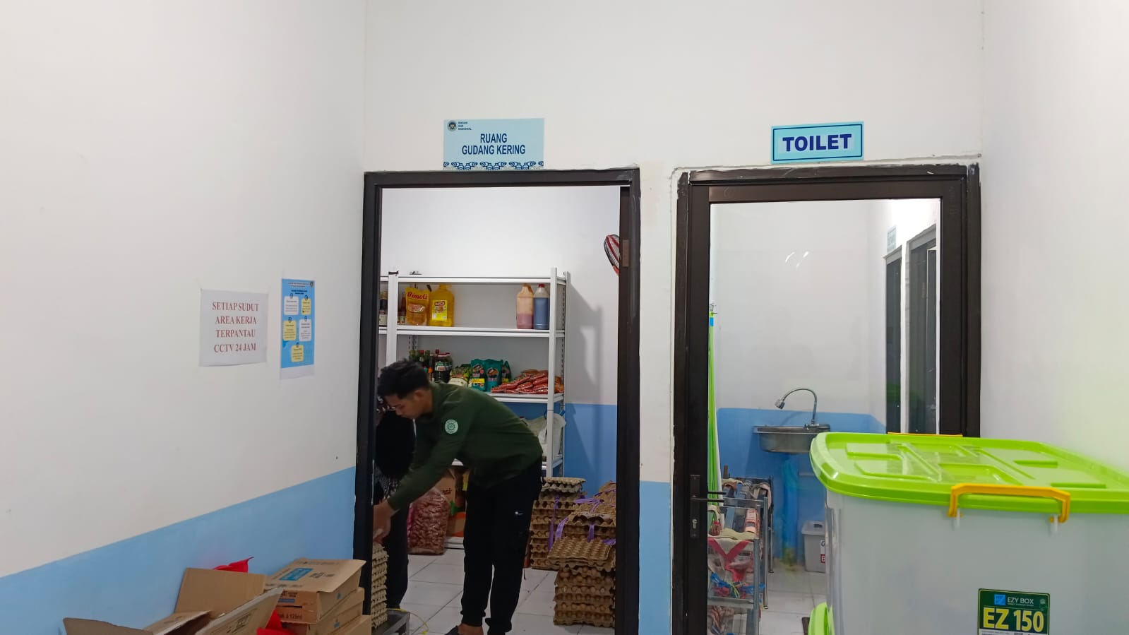 DAPUR: Karyawan SPPG sedang menyiapkan makanan bergizi (MBG) yang dibiayai dari uang negara.