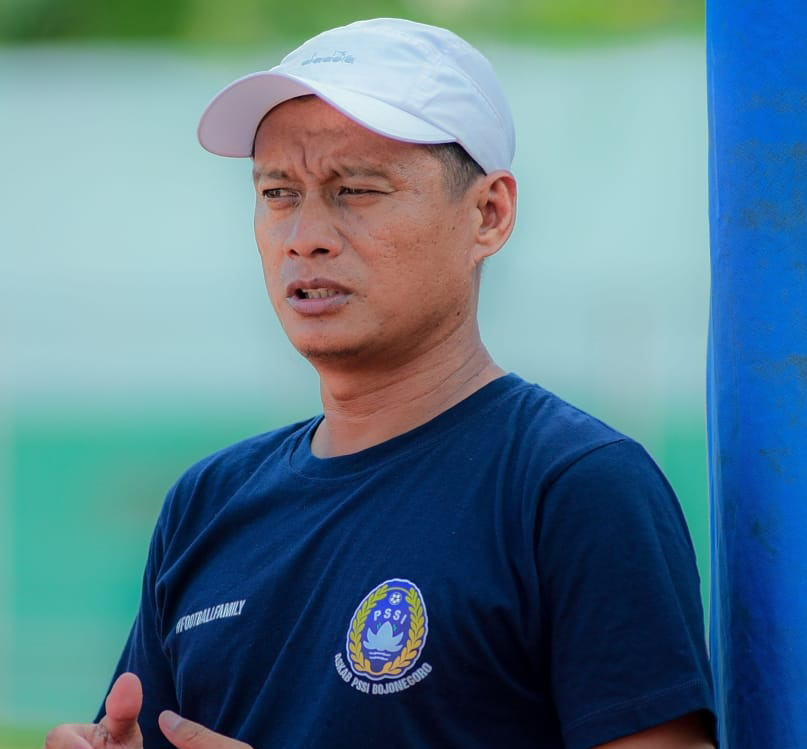 SENIOR: Alex Saputro menjadi pelatih setelah pensiun dari pemain Persibo pada 2001.