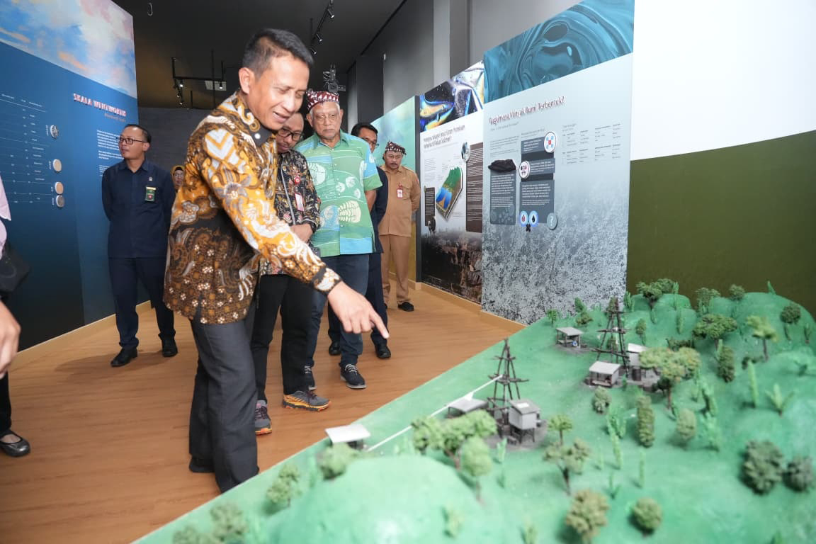 KEBANGAAN: Bupati Bojonegoro Setyo Wahono menunjukkan miniatur Geopark Bojonegoro di Gedung PIG, harapannya sebagai simpul komunikasi publik dalam upaya menembus predikat UNESCO Global Geopark 2026.