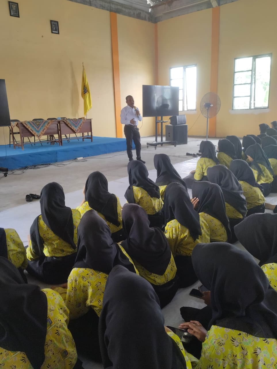 KEPALA SMKN 1 BOJONEGORO : Roedy Setiono membekali siswa SMKN 1 Bojonegoro menjelang SPMB.