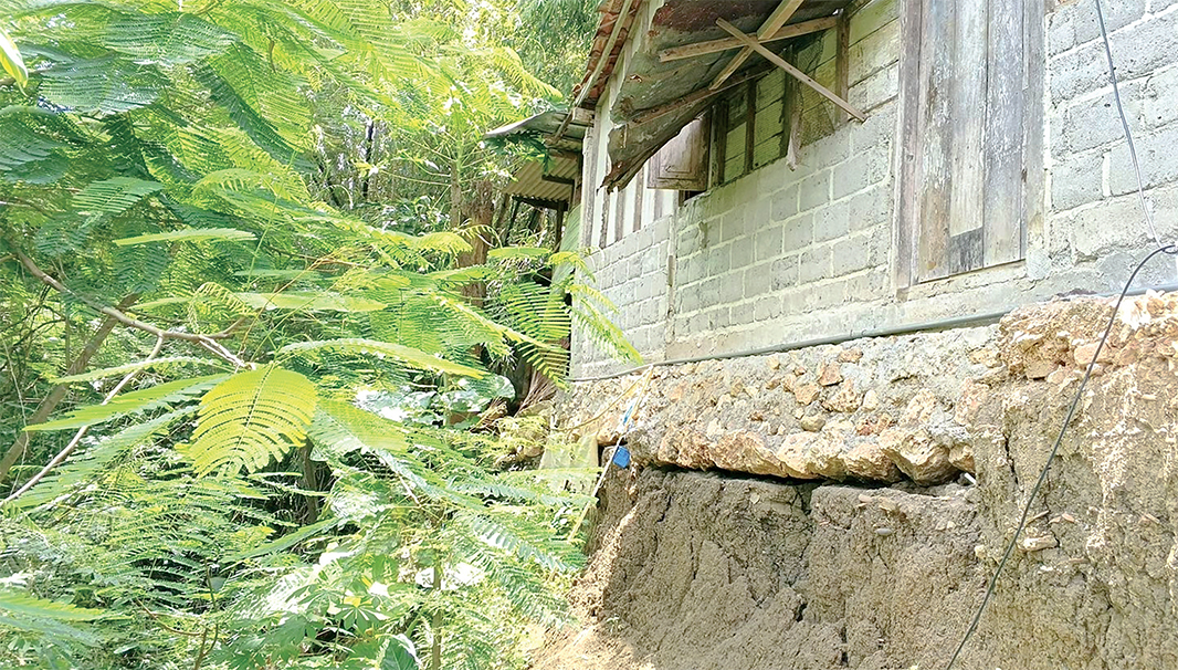 MEMPRIHATINKAN: Kondisi rumah Suparlan berada di bibir longsor yang hanya disangga bambu.