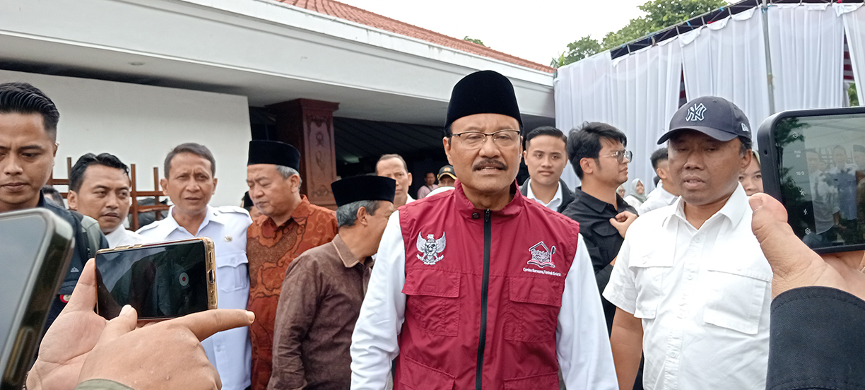 BEBERKAN DATA KEMISKINAN: Mensos Saifullah Yusuf menjelaskan data kemiskinan dalam sosialisasi DTSEN di Bojonegoro, kemarin (21/1).