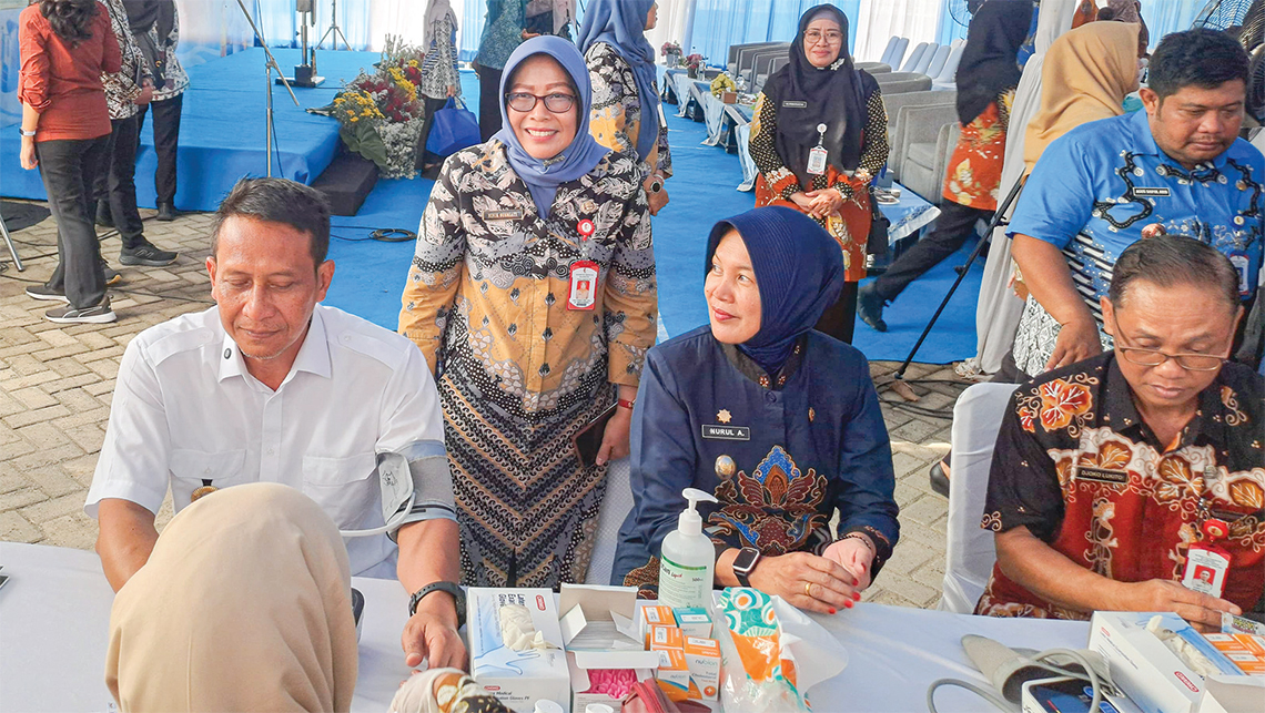 CKG: Bupati Wahono didampingi Wabup Nurul Azizah dan Kepala Dinas Kesehatan Bojonegoro Ninik Susmiati melakukan cek kesehatan gratis dalam acara Kampanye Germas Cegah Stunting & Kick Off Cek Kesehatan