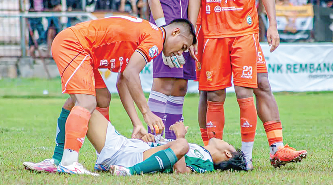 PELANGGARAN KERAS: Pemain Persikaba Blora terkapar usai dilanggar oleh pemain PSIR Rembang.