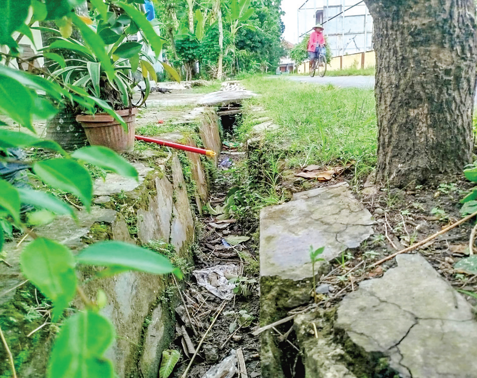 BUTUH PERBAIKAN: Salah satu titik drainase si Kelurahan Mlangsen, Kecamatan Blora yang butuh penanganan.