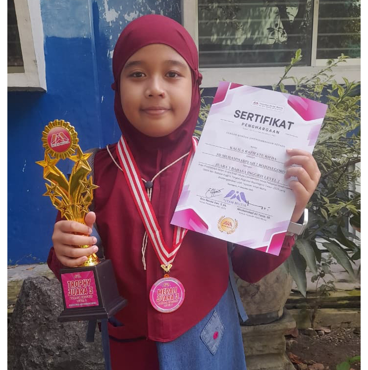 JUARA: Kalila Rafifatu Rifda menunjukkan piagam Juara Olimpiade Sains level 2 Final Nasional HOTS Competition 2025