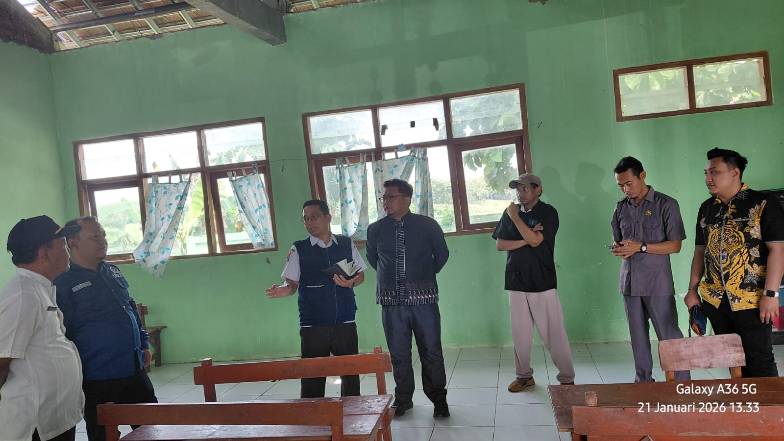 MENINJAU : Komisi C DPRD Bojonegoro saat meninjau SDN Tondomulo 4.