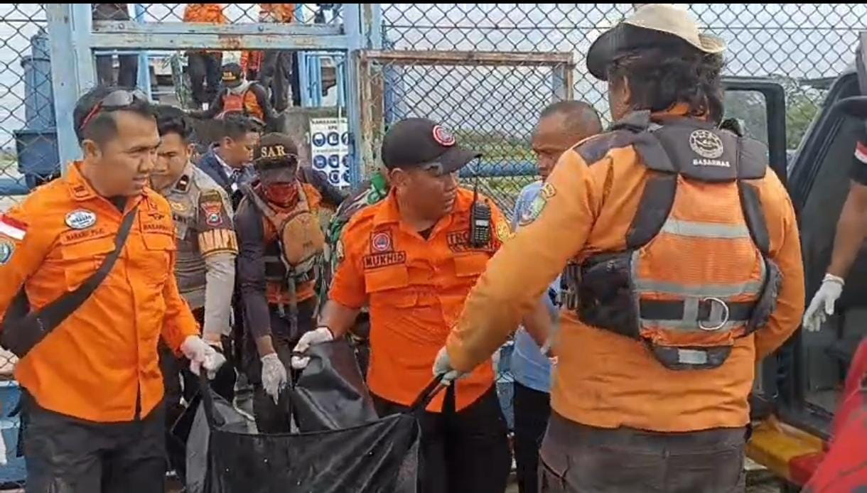 EVAKUASI: Petugas mengevakuasi korban di Bendung Gerak.