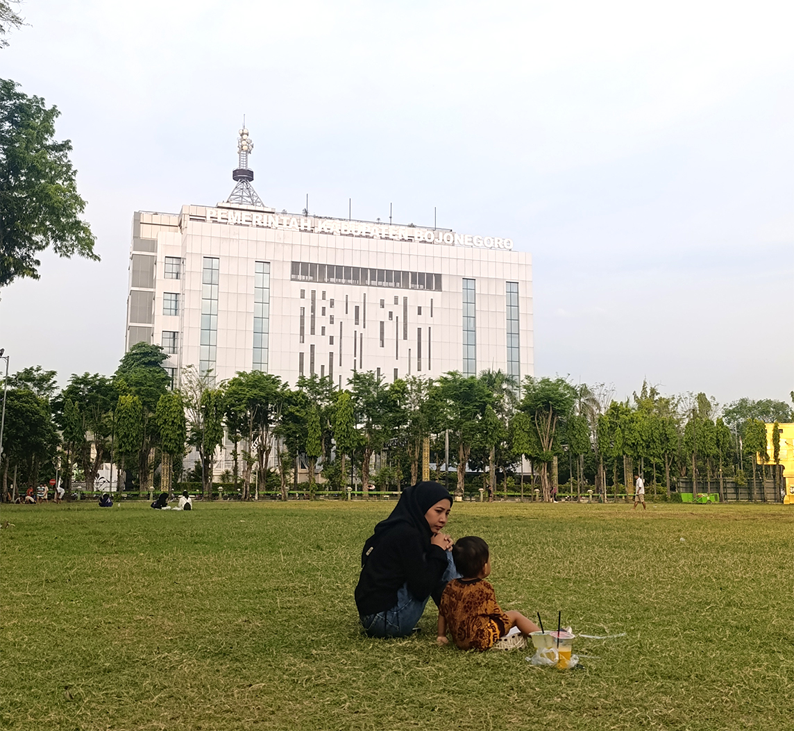 NYAMAN: Alun-alun sebagai hutan kota sekaligus ruang terbuka hijau yang rindang sering menjadi destinasi keluarga untuk sekadar bersantai ketika sore hari.