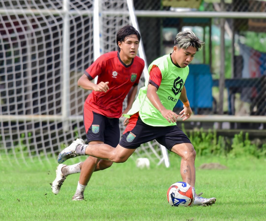 LATIHAN: Rangga Dwi Lesmana (rompi hijau) dan Jovan Syahwa menjalani latihan di Lapangan Pabelan, Sukoharjo sebagai persiapan menghadapi Persinab Sang Maestro FC besok (26/1).