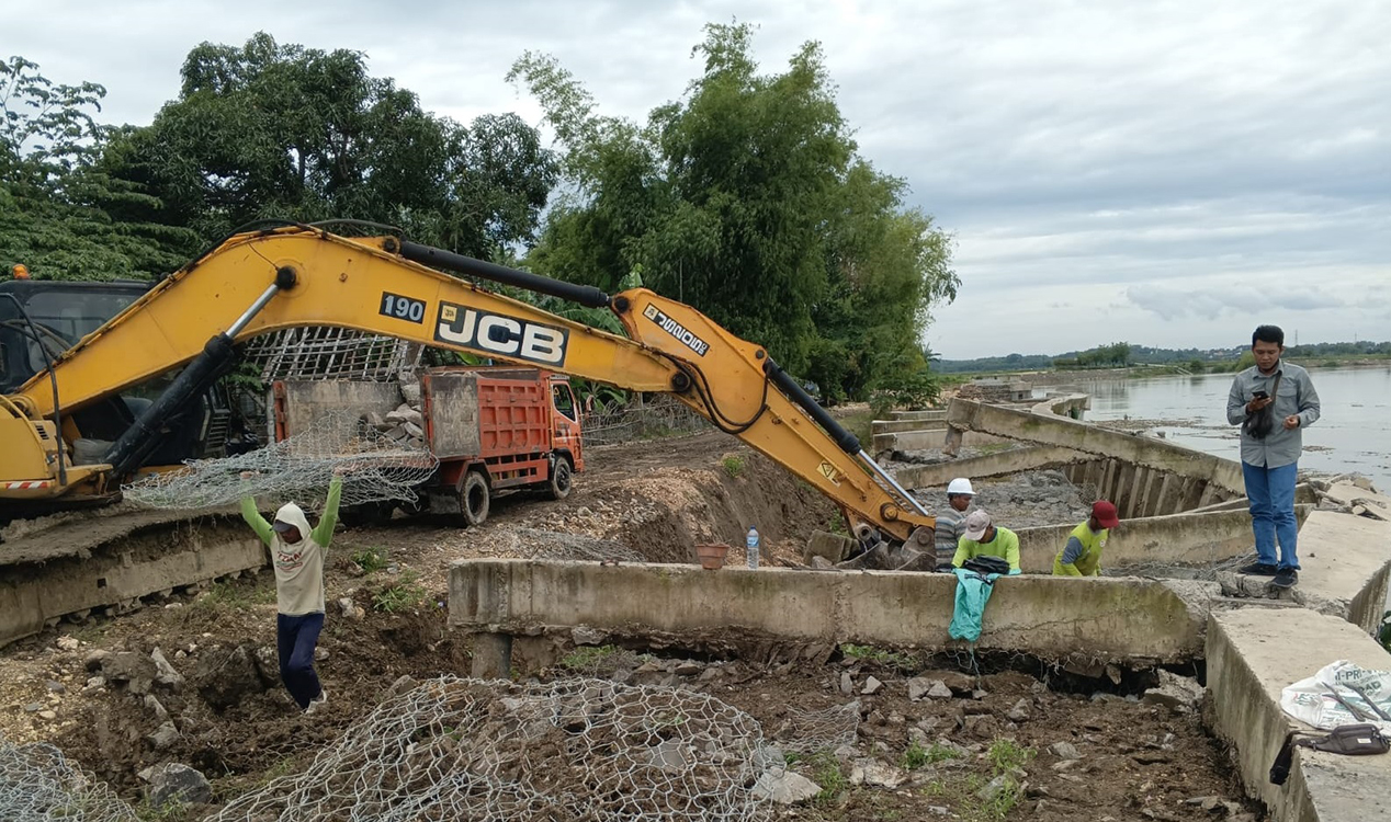 DIPERBAIKI: Dinas PU SDA bersama kontraktor pelaksana berkomitmen melakukan penanganan proyek pelindung tebing Sungai Bengawan Solo di Desa Lebaksari, Kecamatan Baureno, Kabupaten Bojonegoro.