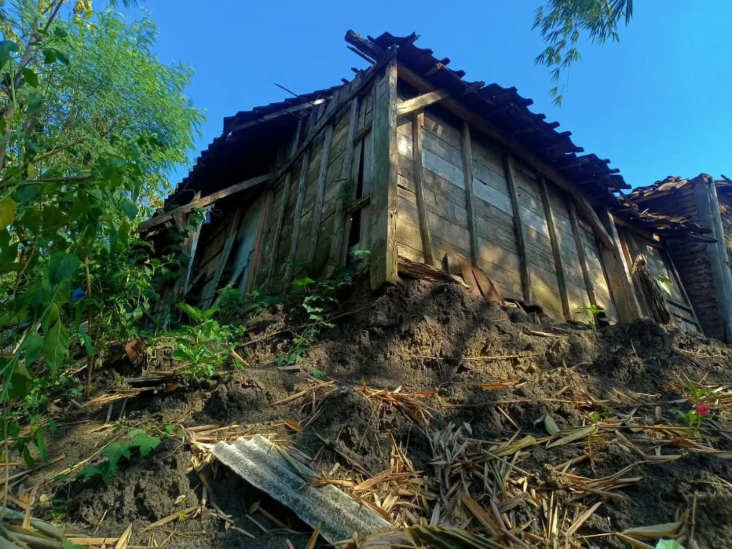 LONGSOR: Salah satu rumah di bantaran Sungai Tidu turut Dusun Ngrojo, Desa Dukohkidul, Kecamatan Ngasem yang terancam longsor.