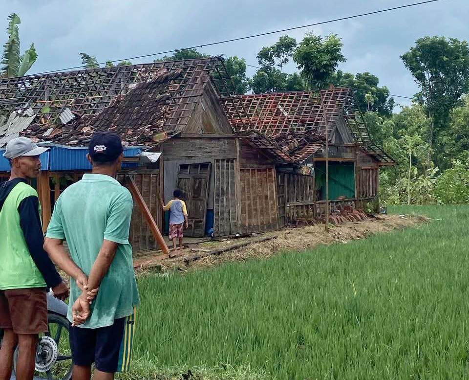 RUSAK: Beberapa atap rumah di kawasan Kecamatan Tambakrejo rusak akibat tersapu angin kencang, Jumat lalu (23/1).
