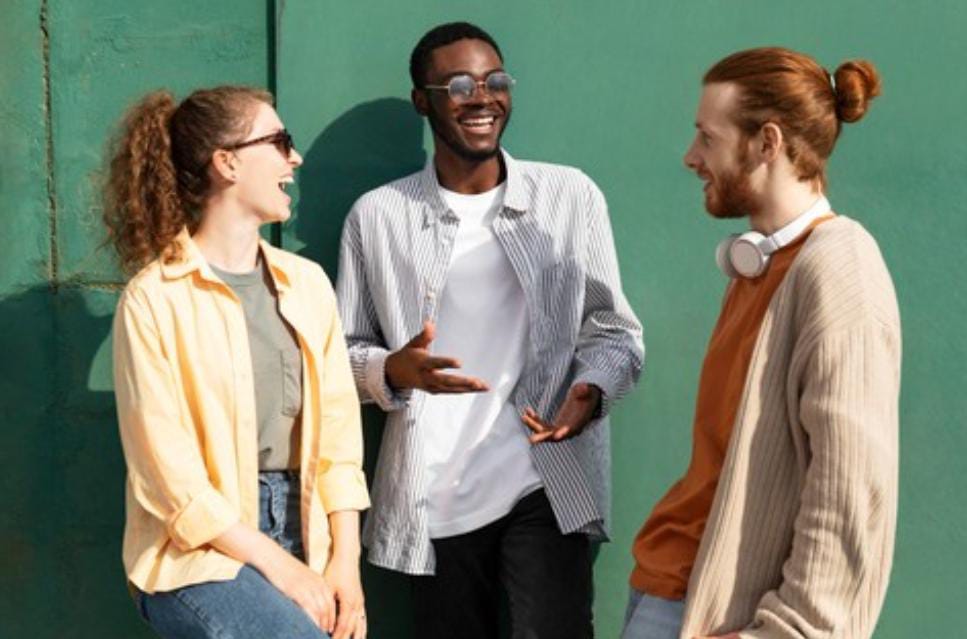 AKRAB: Interaksi sesama teman terkadang mengandung iri hati.