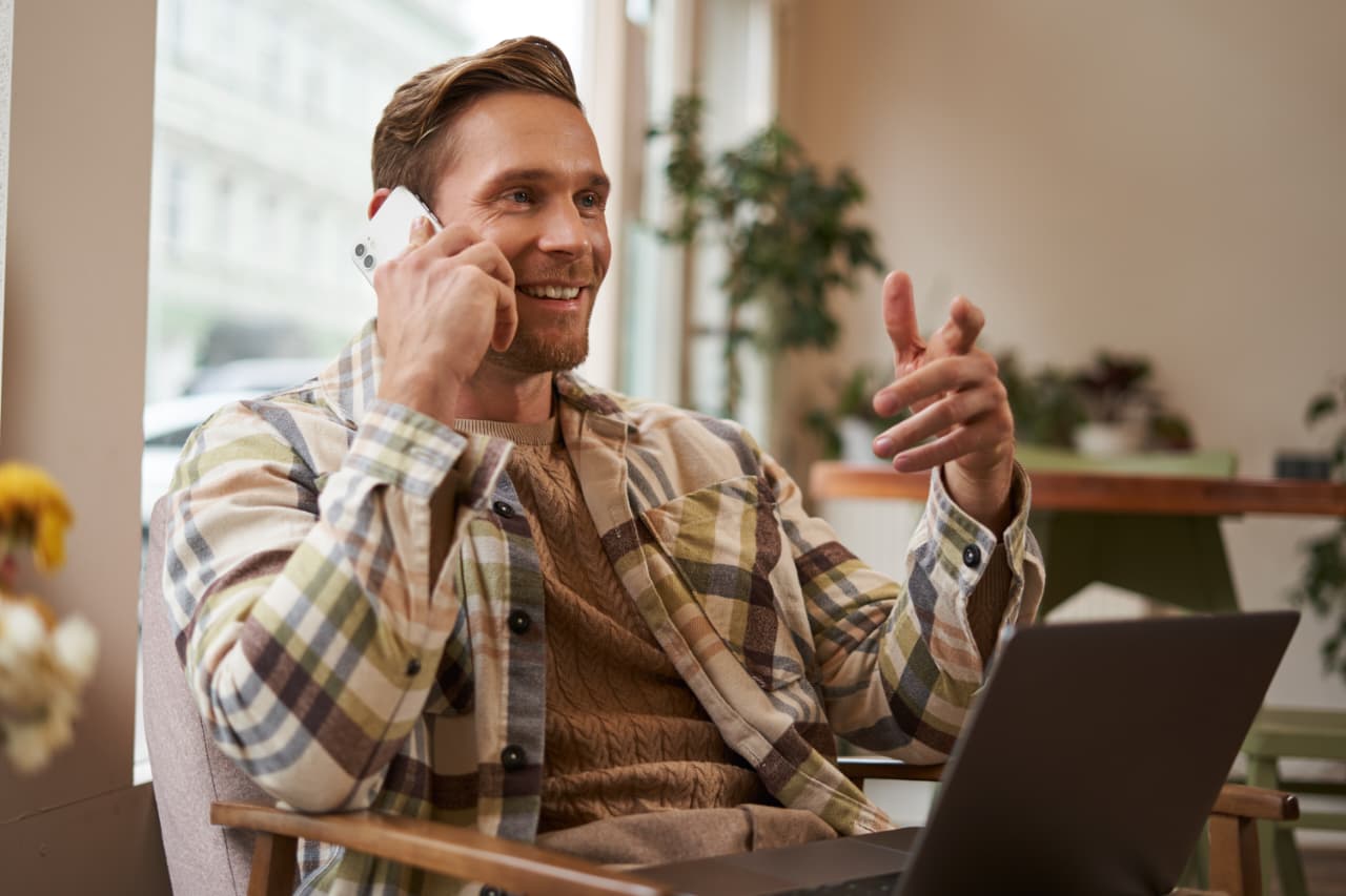 SUKA TELEPON: Seorang pria sedang asyik menelepon temannya.
