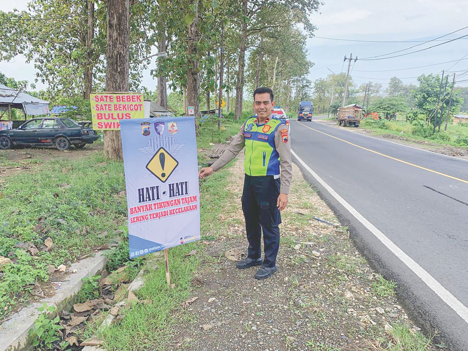 BERI PERINGATAN: Satlantas Polres Blora memasang banner imbauan di salah satu black spot (titik rawan laka lantas) di salah satu ruas jalan di Kabupaten Blora.