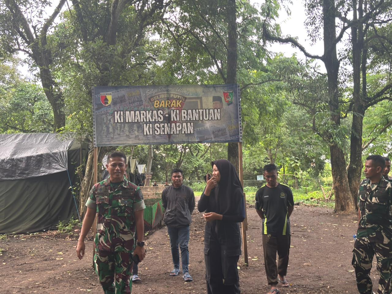 SATUAN BARU: Danyonif TP 885/Belibis Putih Letkol Inf Rino Wahyu Nugroho bersama Jurnalis Radar Bojonegoro Yana Dwi Kurniya Wati di Barak Yonif TP 885.