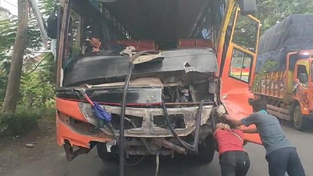 LAKA LANTAS: Bus Rajawali Indah terlibat laka lantas menabrak dump truck.