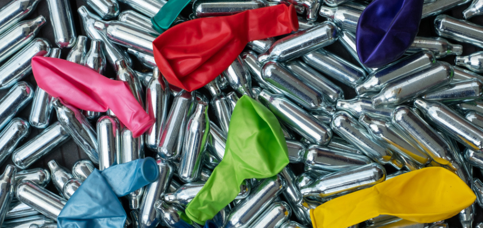 Balon dan tabung gas kecil yang biasa digunakan dalam distribusi gas tawa untuk keperluan hisap. (Dok. UK Addiction Treatment Centres)