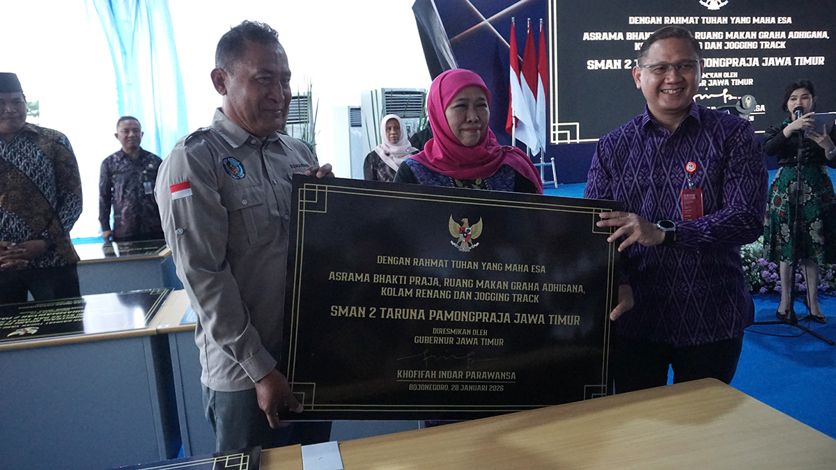 SARANA PRASARANA: Gubernur berfoto bersama Kepala Disdik Jatim dan Kepala SMAN 2 Taruna Pamong Praja usai menandatangani peresmian fasilitas baru Smada Tappra pada kegiatan kemarin (28/1).