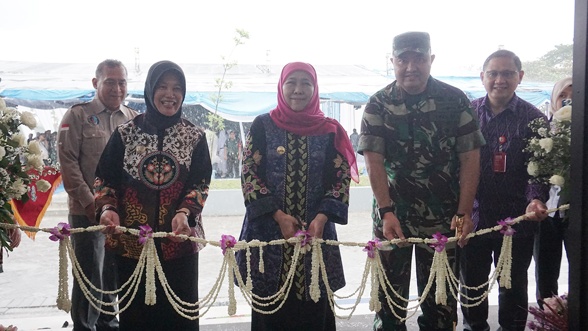LUAR BIASA: Proses pemotongan pita peresmian asrama putra Smada Tappra oleh Gubernur didampingi Forkompinda Jatim dan Bojonegoro.