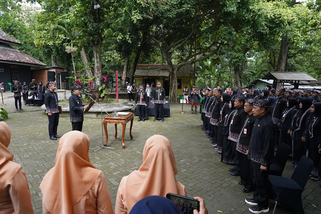 PENYEGARAN: Bupati Setyo Wahono didampingi Wabup Nurul Azizah melantik 201 pejabat di lingkup Pemkab Bojonegoro di Kayangan Api kemarin  (28/1).