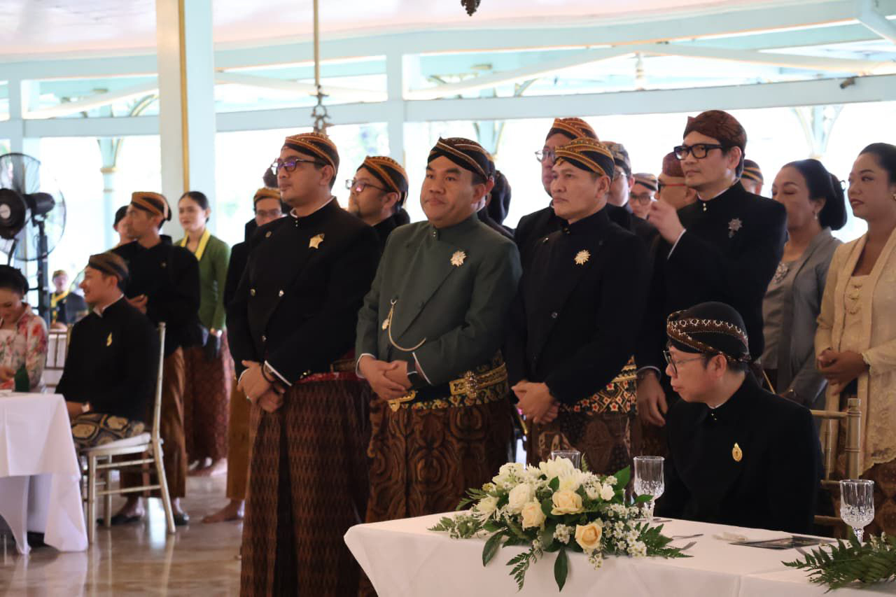 PROSESI: Bupati Arief saat menghadiri acara Peringatan Naik Tahta ke 4 yang digelar di Pendapa Ageng Pura Mangkunegaran, Selasa (27/1).