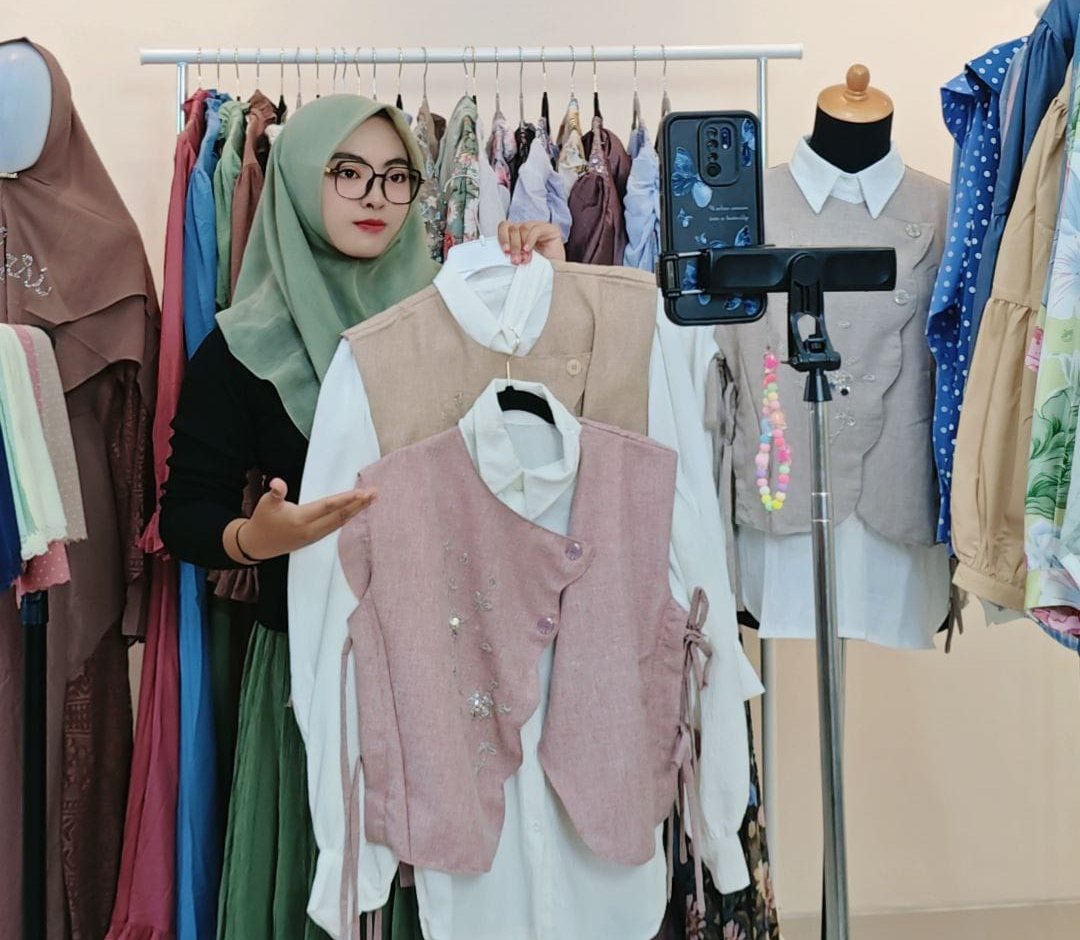 ERA DIGITAL: Seorang host live Fitri setiap harinya menawarkan baju kepada calon pembeli di depan kamera selama dua jam.