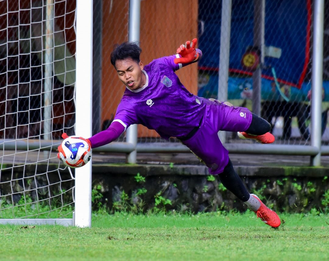 MERAPAT PERSEBAYA?: Adre Arido ketika berlatih dengan skuad Persibo. Kiper 21 tahun ini dirumorkan berlabuh ke Persebaya. Seiring gagalnya Persibo lolos ke babak delapan besar Liga 3 Nusantara