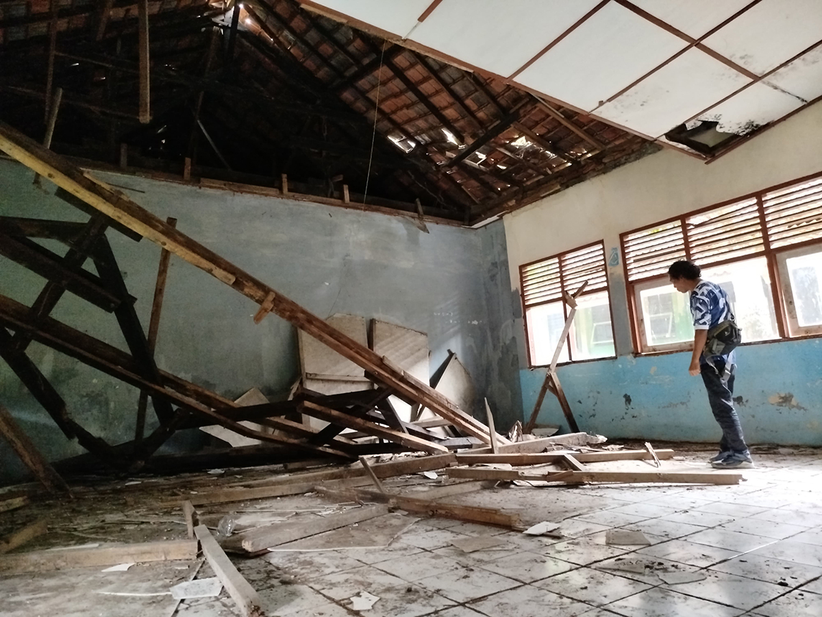 MEMPRIHATINKAN: Kondisi atap salah satu ruang di SMPN 1 Sambong yang mengalami kerusakan.