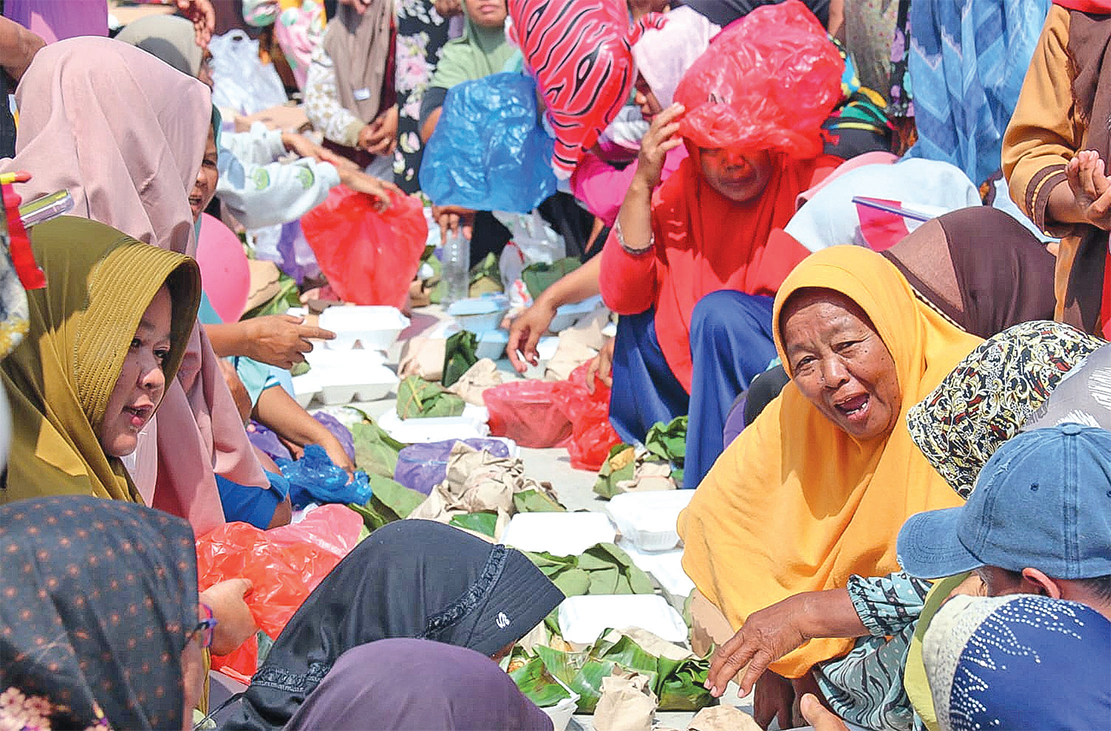 SYUKURAN : Warga Randublatung menggelar acara syukuran karena jalan sudah diperbaiki.