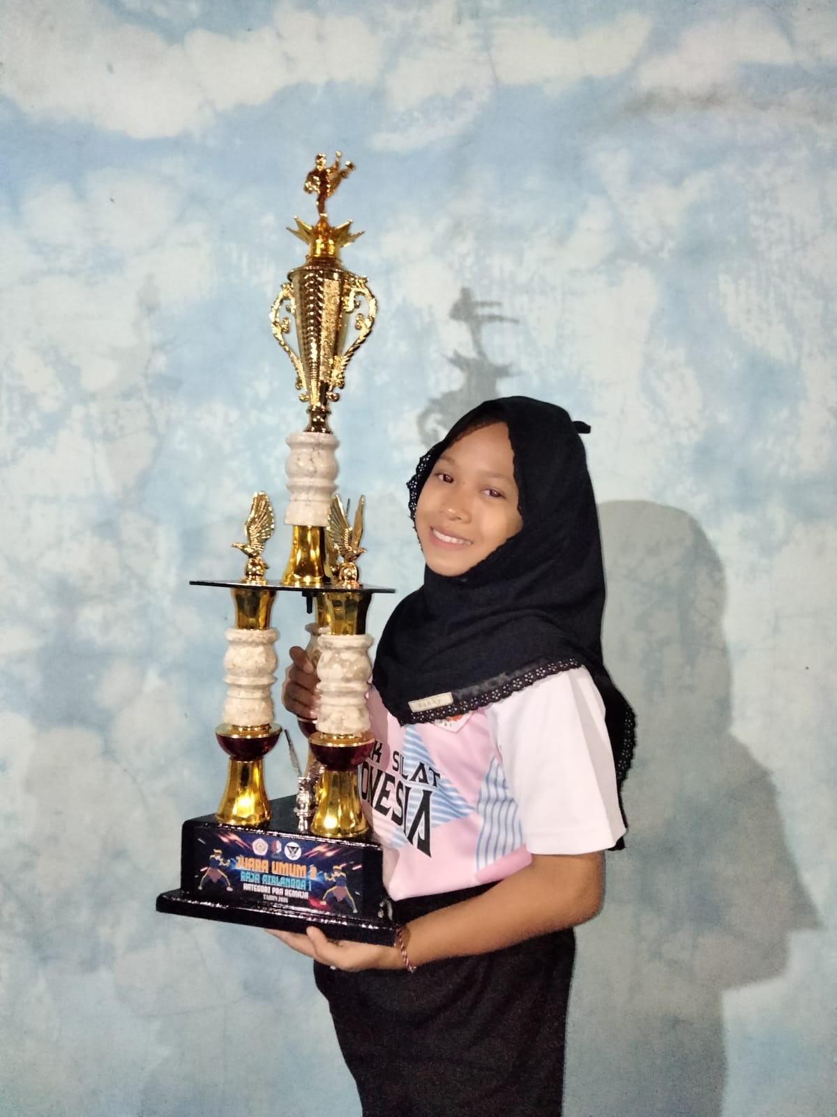 BELA DIRI: Asti Fadzkia Wafa berhasil meraih medali emas dalam kejuaraan pencak silat raja airlangga i regional championship tingkat nasional&nbsp; 2025