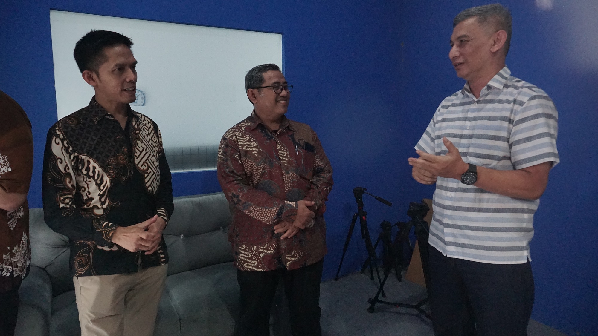 JALIN KERJA SAMA: Rektor UMG Prof. Dr. Khoirul Anwar (tengah) melihat studio podcast didampingi Direktur Radar Bojonegoro Bachtiar Febrianto, Selasa (3/2).