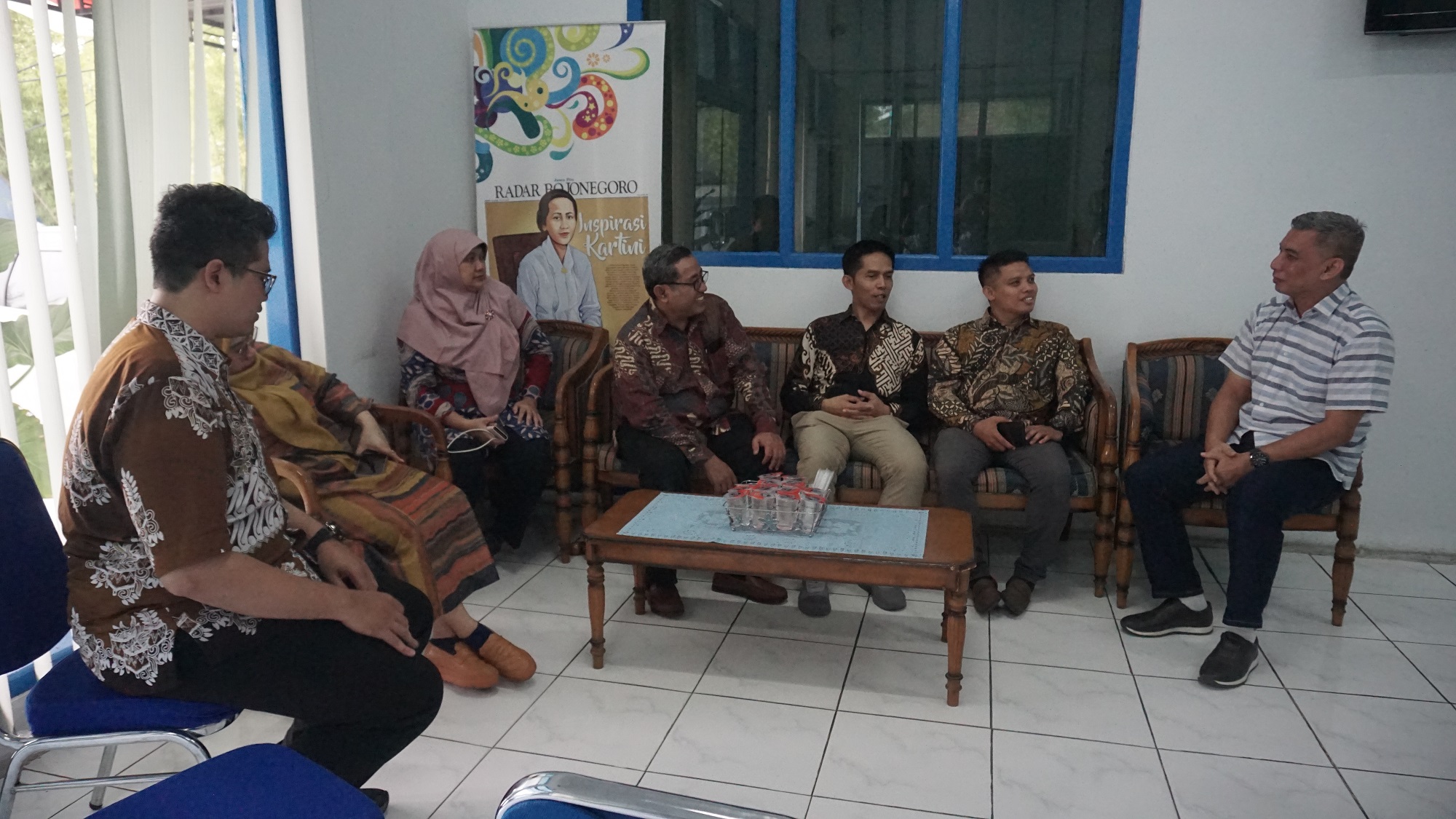 KUNJUNGAN REDAKSI: Rektor Universitas Muhammadiyah Gresik (UMG) Prof. Dr. Khoirul Anwar (tengah berkacamata) bersama rombongan berkunjung ke kantor Radar Bojonegoro, Selasa (3/2).