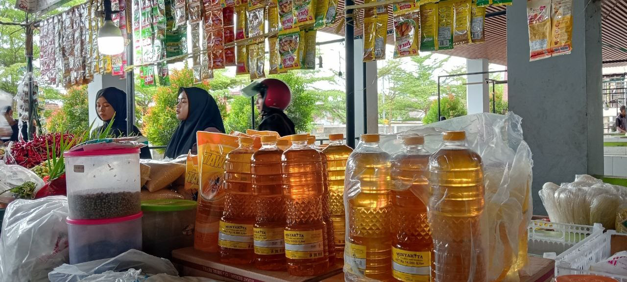 NAIK HARGA: Minyak goreng di pasaran mengalami kenaikan, Bulog memastikan persediaan aman.