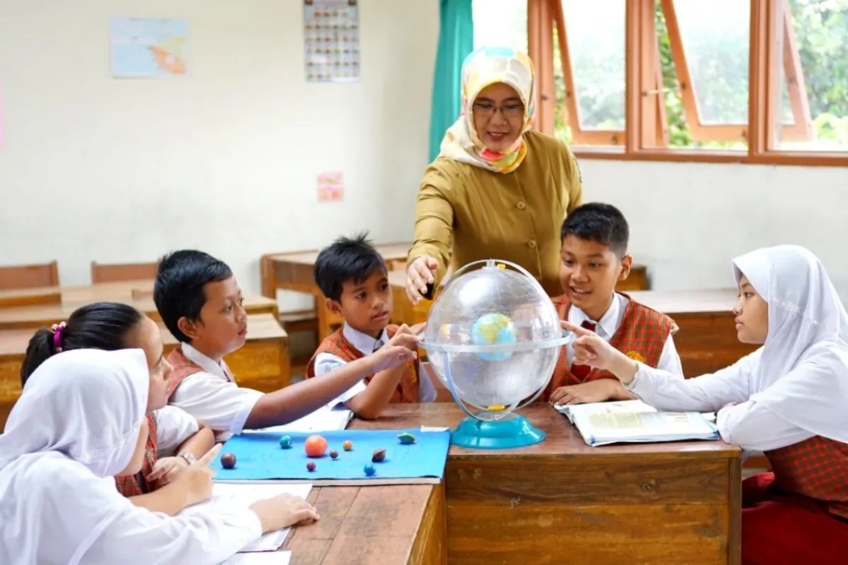 GURU ASN: Kegiatan belajar mengajar di ruang kelas sekolah dasar.