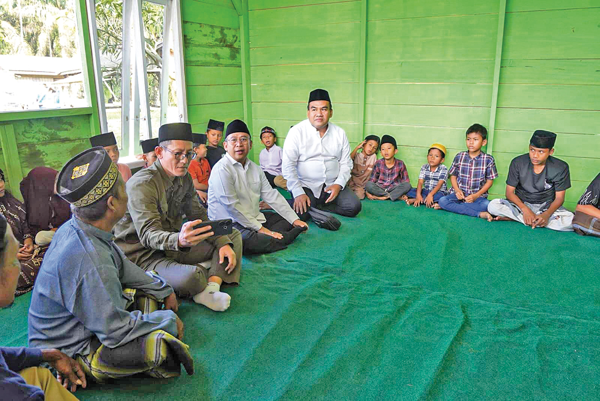 TURUN LANGSUNG: Bupati Arief menyalurkan bantuan secara langsung bagi korban banjir di Kabupaten Aceh Timur.