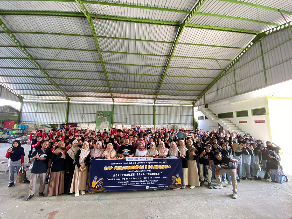 BELAJAR: Murid SMPM 9 Bojonegoro melakukan kunjungan ke Griya Batik Jonegoroan kemarin (5/2). Murid tidak hanya bejalar, namun mengenal identitas budaya daerah